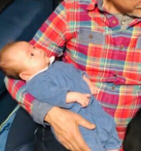 じいじに抱っこされる生後1ヶ月の赤ちゃん。しかし、じいじの反対の腕には…「お若くて、ステキ」「ダンディー」の声