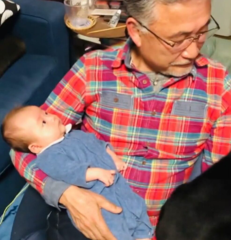 じいじを見つめる息子さん（＠163svさんより提供）