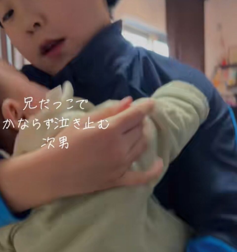 お兄ちゃんの抱っこ（＠nekogeki3さんより提供）