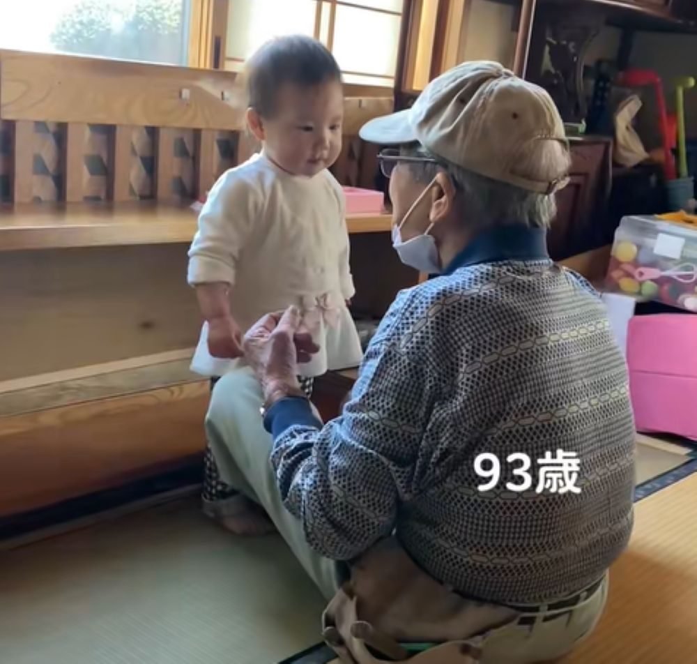 ひいおじいちゃんの前へ（＠93otomodachi1さんより提供）