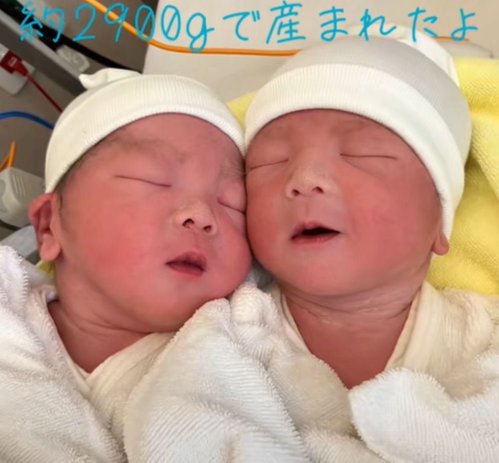 それぞれ約2900gで誕生（＠ojisantwin0505さんより提供）