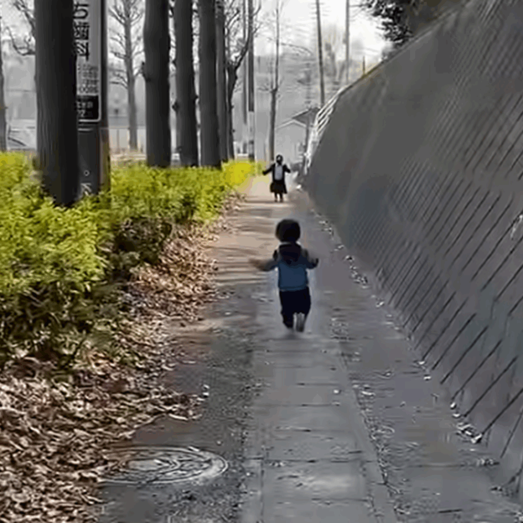 突然振り向き、弟くんを待ち受けるお姉ちゃん（@Itukinchiさんより提供）