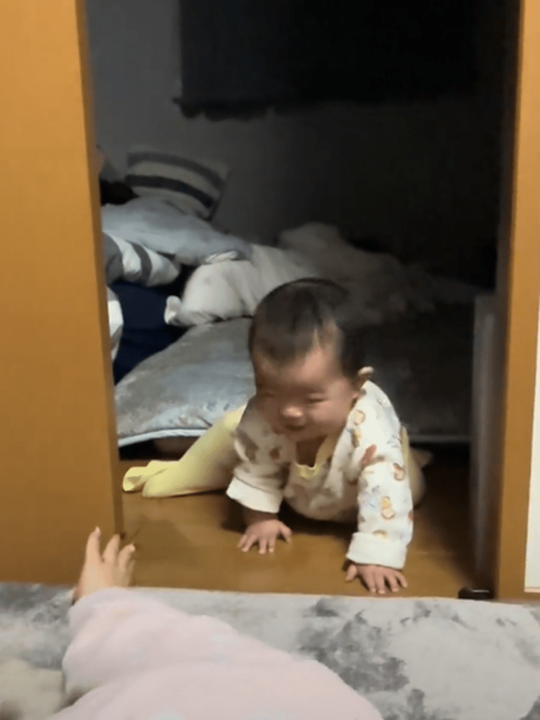 ハイハイする娘さん（@kiichanfamilyさんより提供）