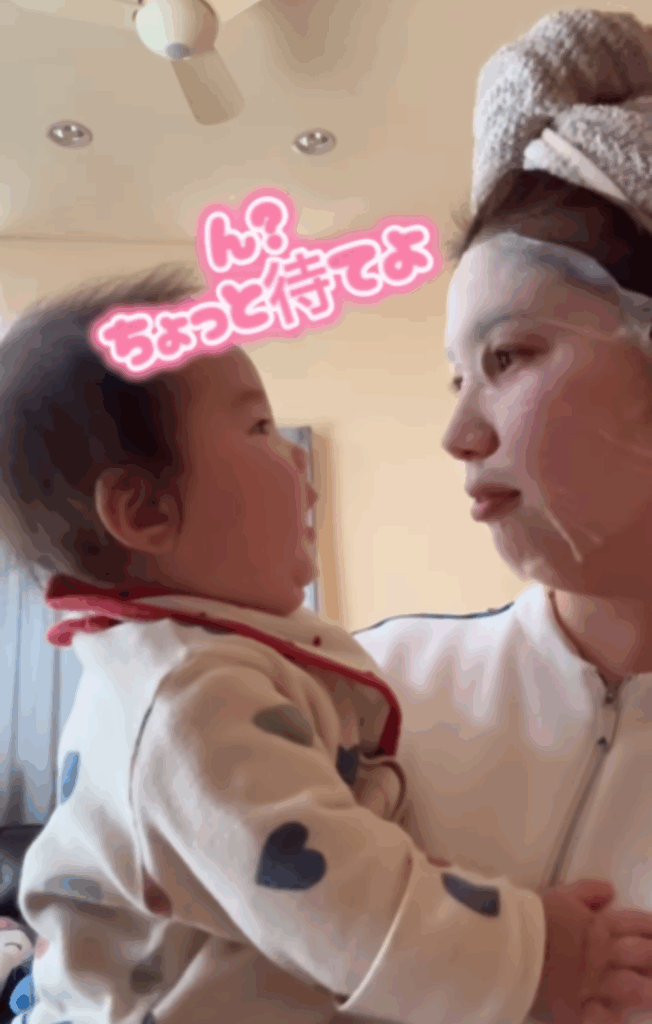 いつもと顔の違うママさんに「ん？」となる娘さん（@ayano_4kidsmamさんより提供）