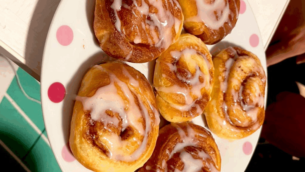 旦那さんが作ったシナモンロール（@datemaki_oicさんより提供）