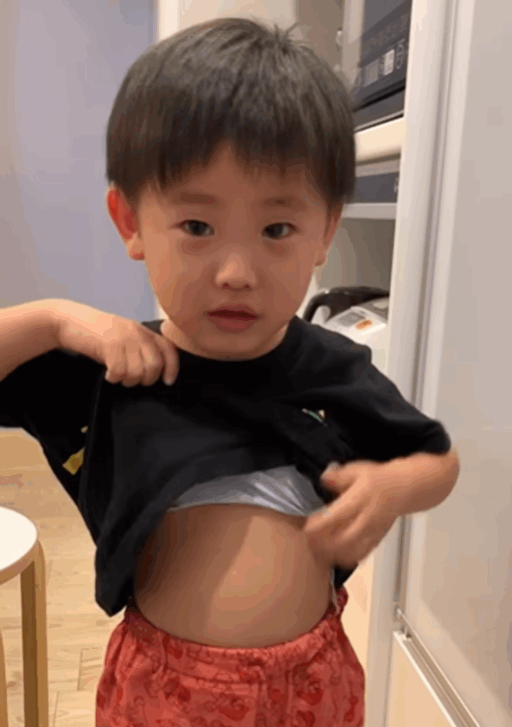 シャツをめくって確認する弟くん（@ksr.t3128scさんより提供）