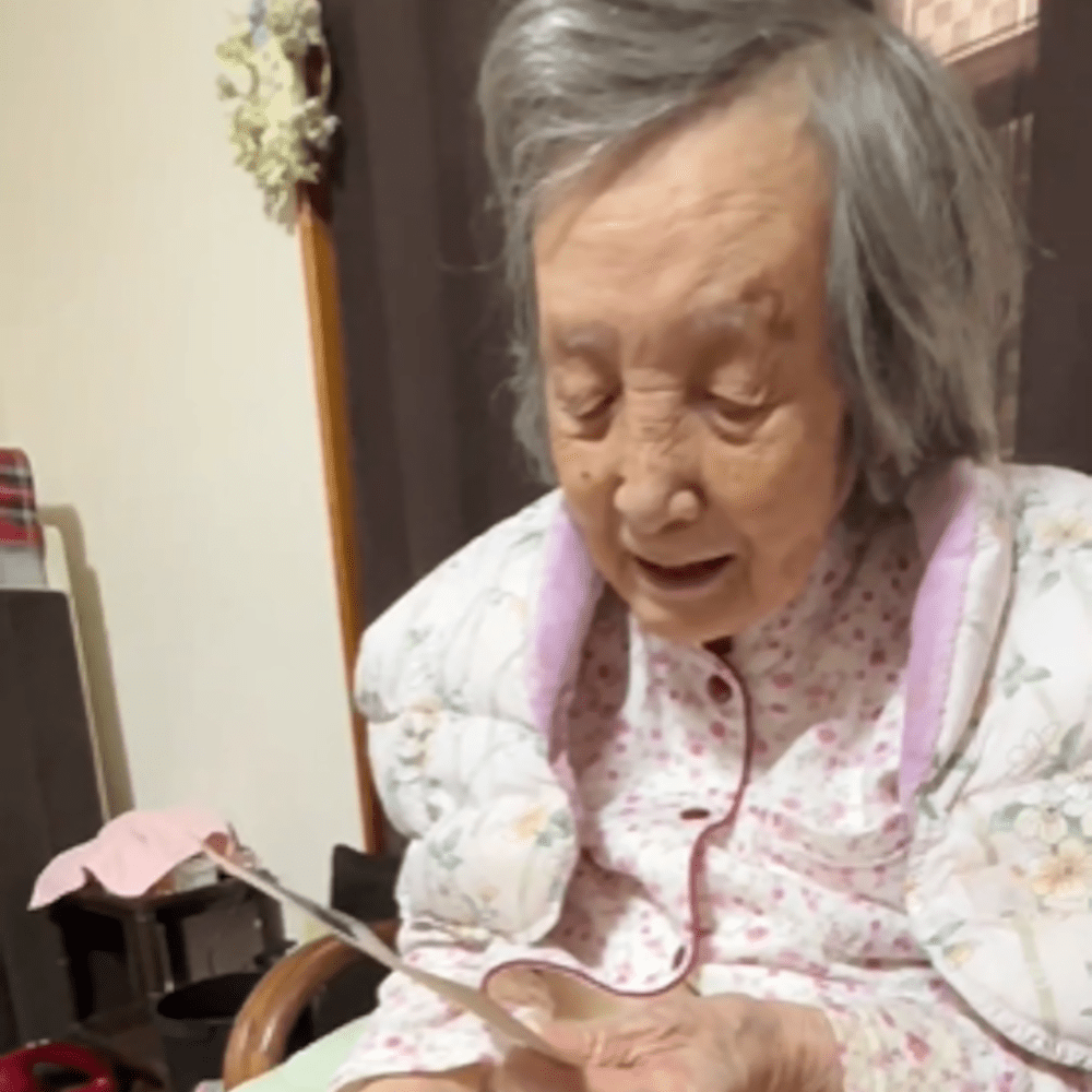 写真を見て「あらあらあら」とつぶやくおばあちゃん（@nonbiriobaachanさんより提供）