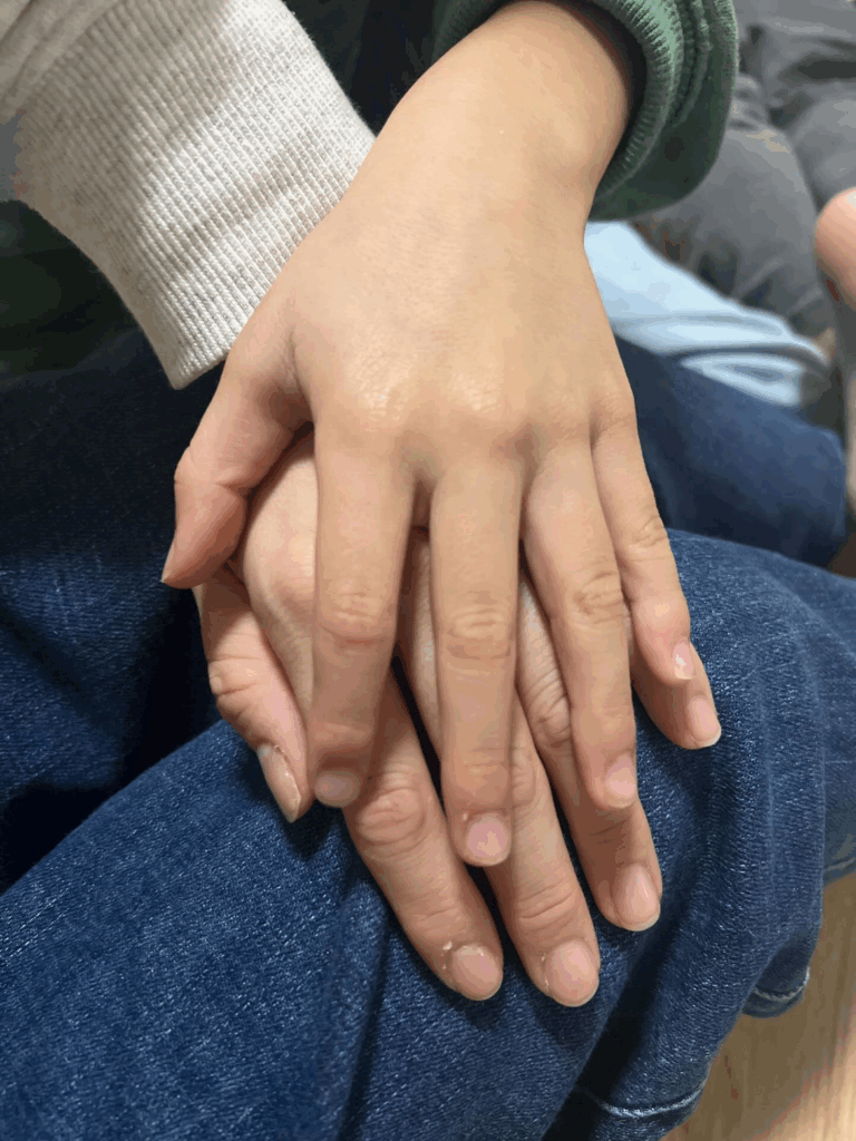 7年後の息子さんとママさんの手（elmo.a.yさんより提供）