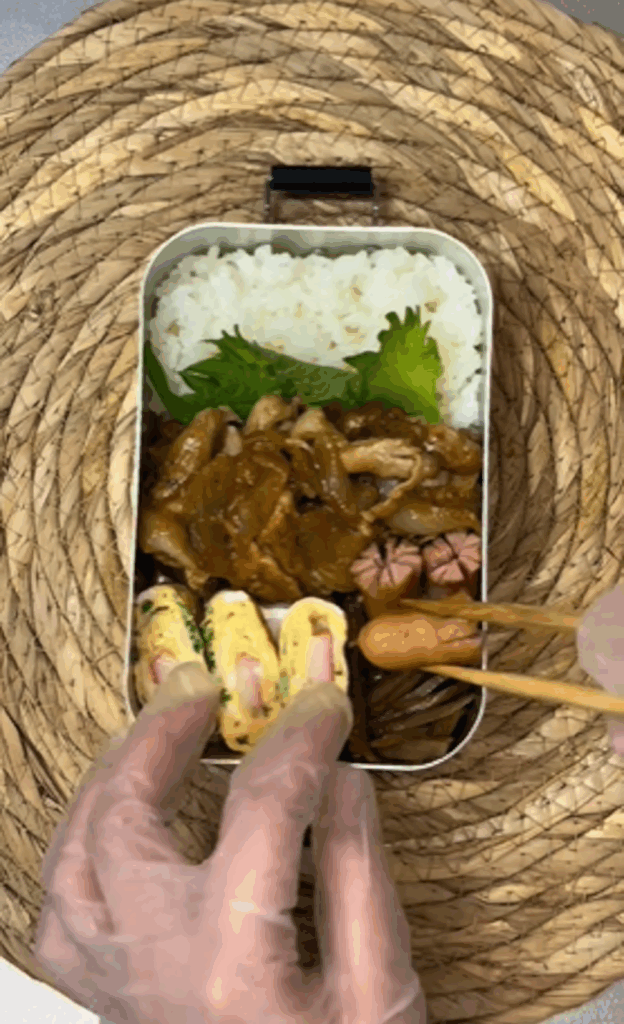 弁当下段：おかずを詰めるところ（@__tsumaさんより提供）