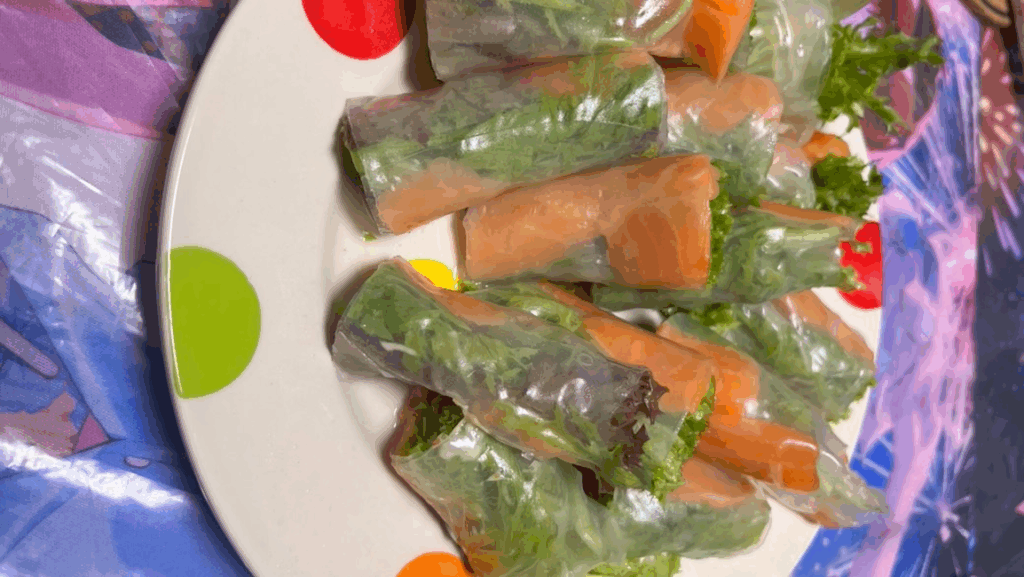 旦那さんが作ったサーモン生春巻き（@datemaki_oicさんより提供）