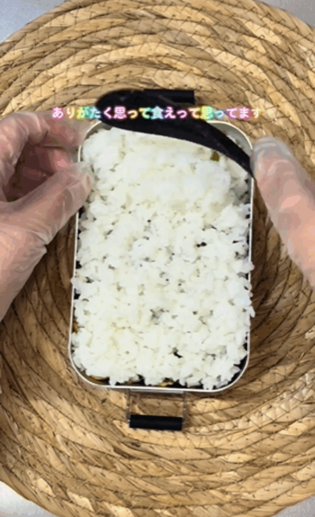 弁当上段：改めてご飯をつめるところ（@__tsumaさんより提供）