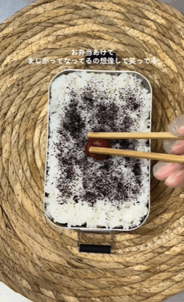 弁当上段：梅干しを乗せて完成（@__tsumaさんより提供）