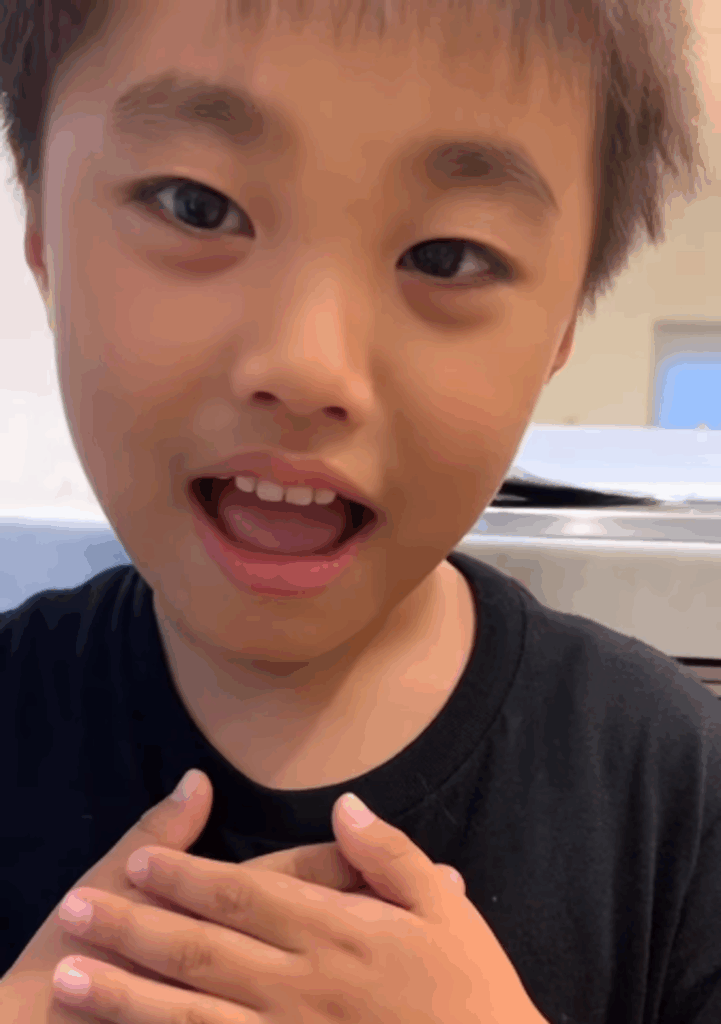 胸に手を当てて安堵するお兄ちゃん（@ksr.t3128scさんより提供）