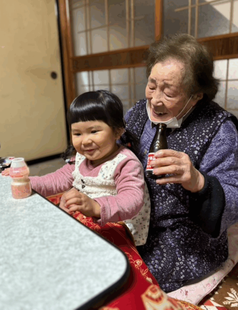 ひ孫さんの後ろで…（＠gigimunariさんより提供）