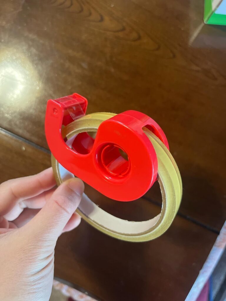 サイズの合わないテープカッター（＠hanarenoouchiさんより提供）