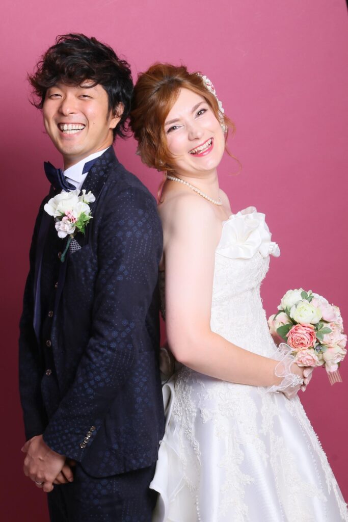 結婚した2人（＠halfkids_eigoさんより提供）