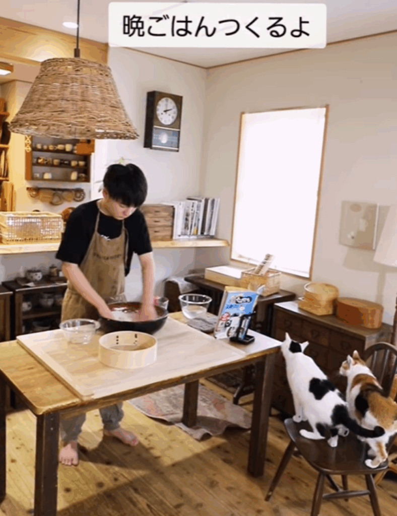 そば粉をこねる息子さん（@slow.life.worksさんより提供）