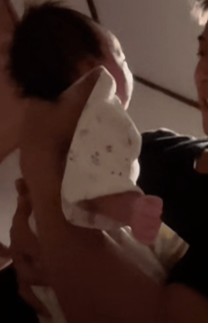 娘の寝かしつけをするパパ　しかし、よく見ると…「パパイケメン」「わかる！」「背中に謎のセンサーある」「夫婦関係素敵すぎる」