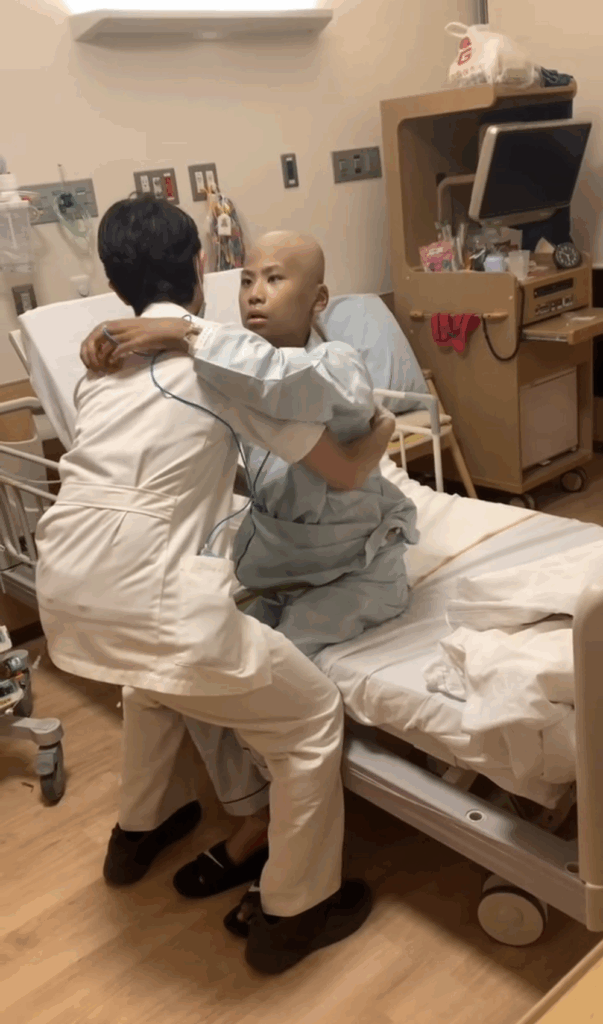 リハビリに取り組む息子さん（＠ruiruiokanさんより提供）