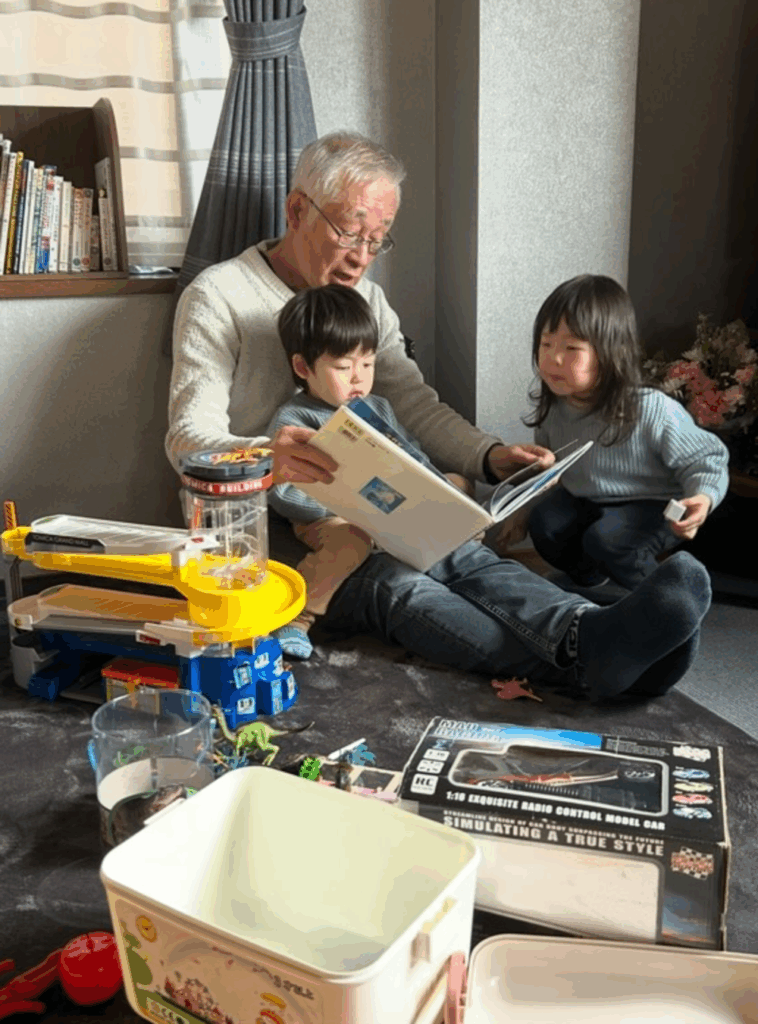 絵本を読んでくれるおじいちゃん（@hinachan0525さんより提供）