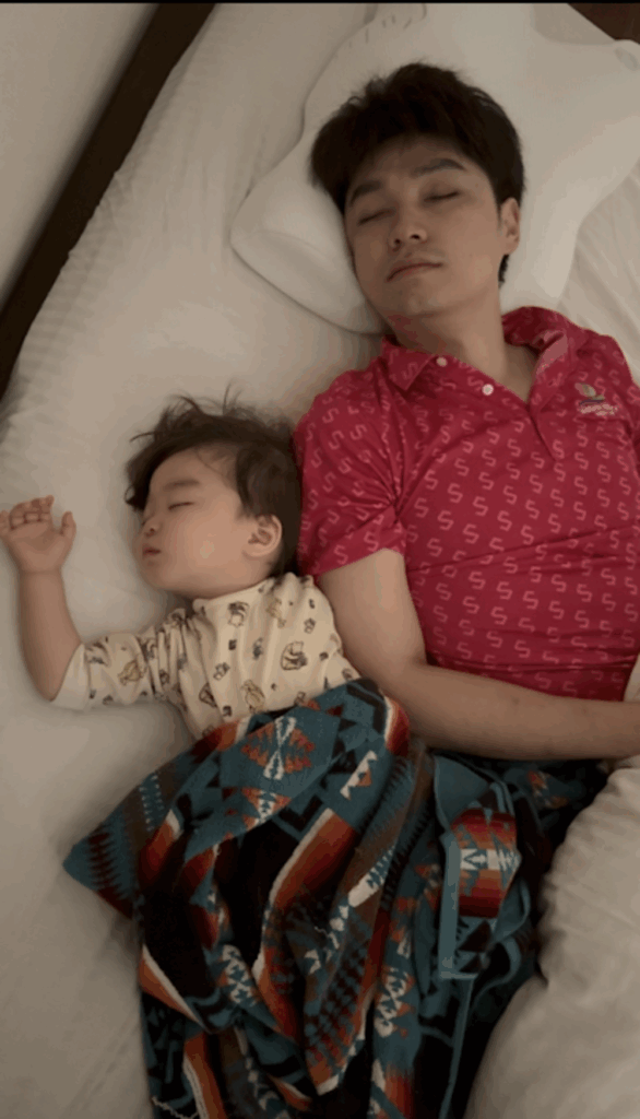 寝かしつけの様子（@ _lotus_0829さんより提供）