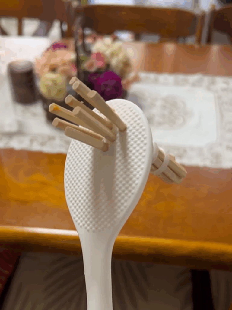 しゃもじに穴が開けられ、大量の割り箸が…（＠kodemari100さんより提供）