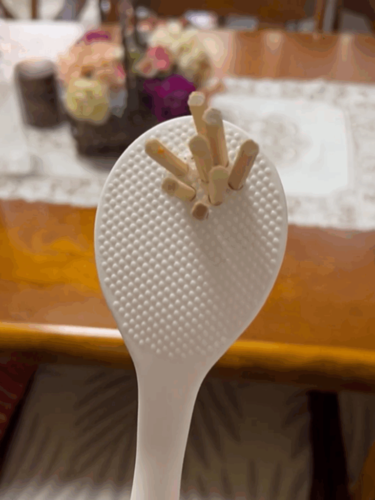 【実際の写真３枚】　しゃもじの様子