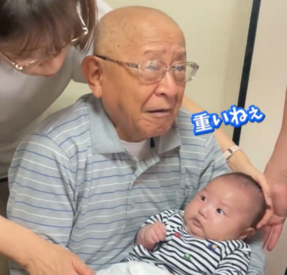 「重いねぇ」とひいおじいちゃん（＠0404__taakunさんより提供）