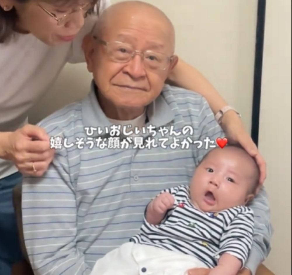 嬉しそうなひいおじいちゃん（＠0404__taakunさんより提供）