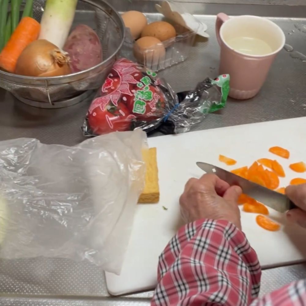 料理をするおばあちゃん②（＠seikubuさんより提供）