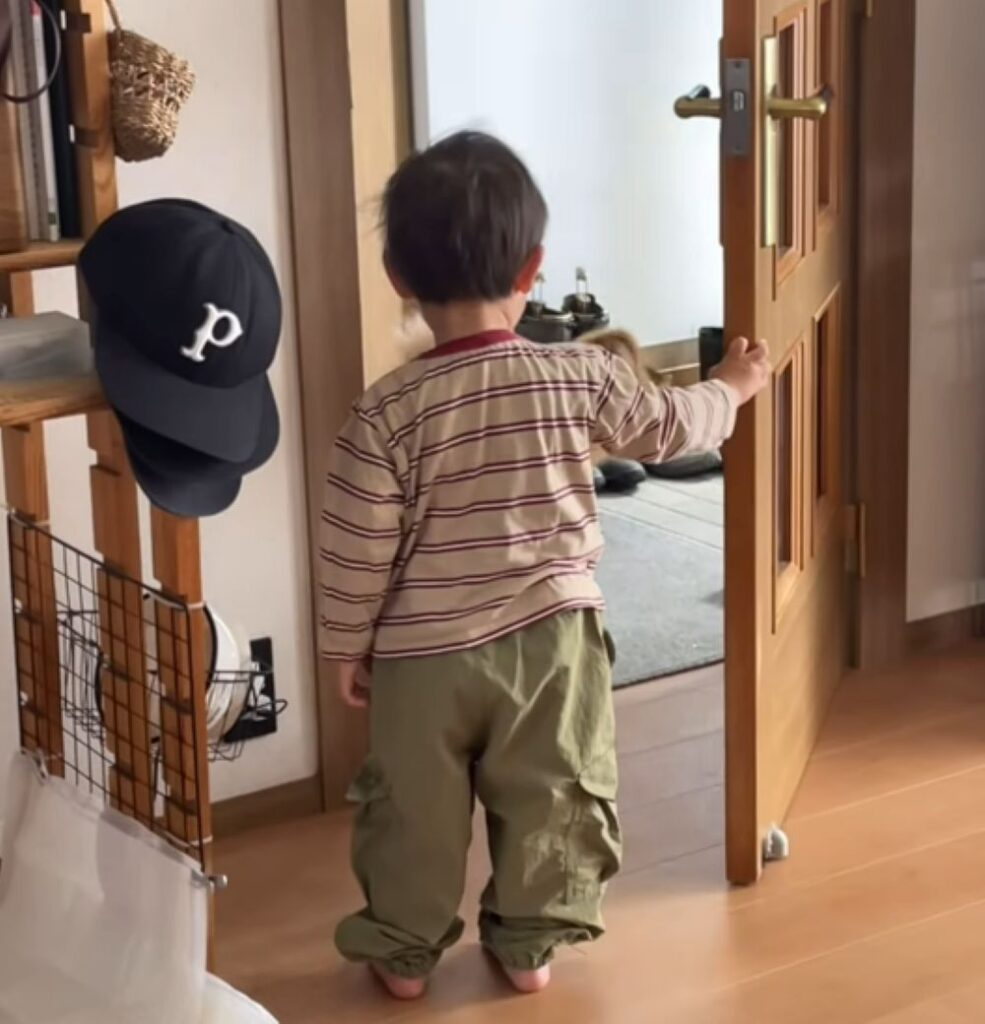 おばあちゃんを待つ息子さん（＠nokonoko_uchinocoさんより提供）