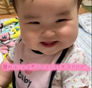 笑顔が可愛い赤ちゃん　しかし、チャイルドシートに乗せると…「ホントそれ！」「わかるー！」「たまらない」