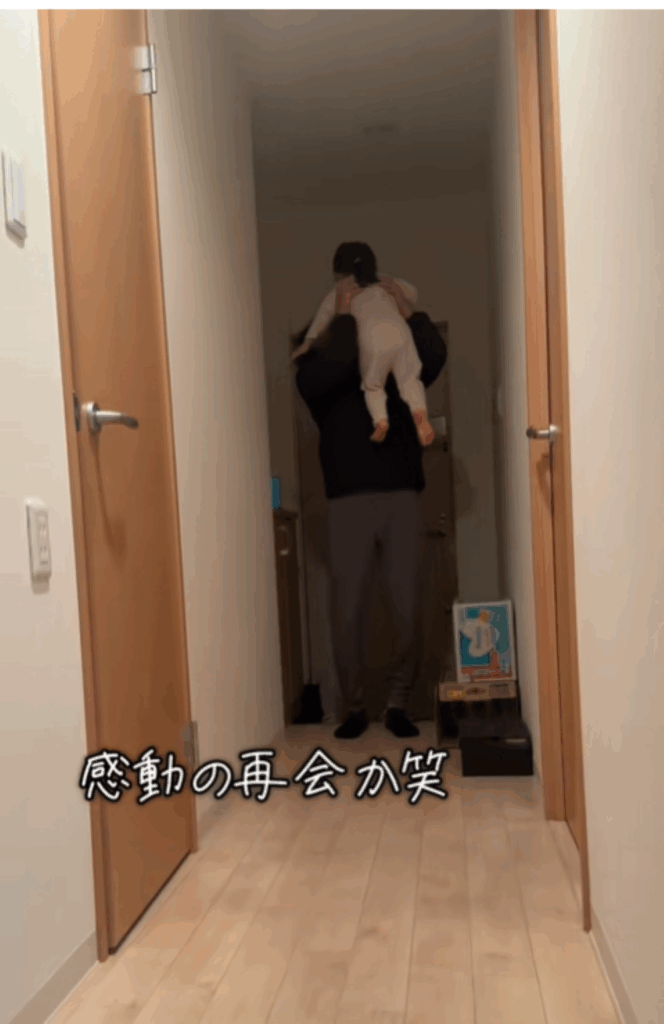 パパさんに抱っこされる娘さん（@kohabiyoriさんより提供）