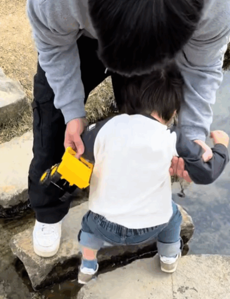 パパさんに救出される息子さん（@osushi19さんより提供）