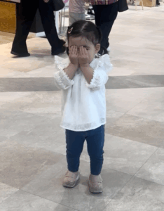 ショッピングモールで、突如…顔を隠す2歳娘　→ママが様子を見ていると…驚きの行動に「カワイイがダダ漏れ」「うちもこれです（笑）」「天使ですか？！」