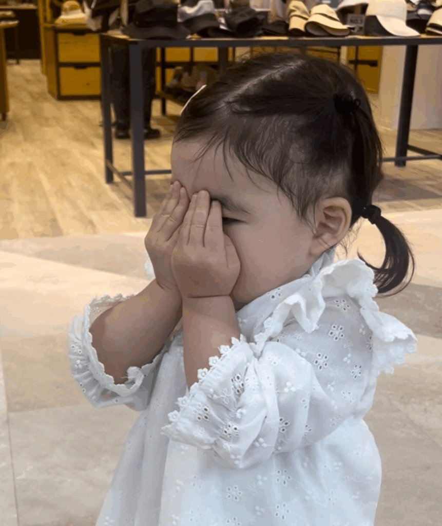 手のすき間から覗いている！？（@yo43tktn35さんより提供）