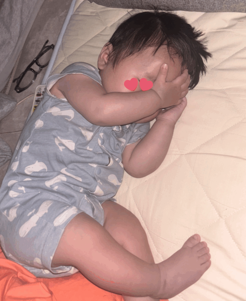 どこか既視感がある寝相（@obake_2ndさんより提供）