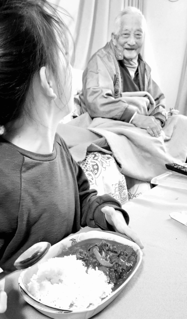 ハヤシライスを食べる娘さんを優しく見守るおじいちゃん（@akemiarigaさんより提供）
