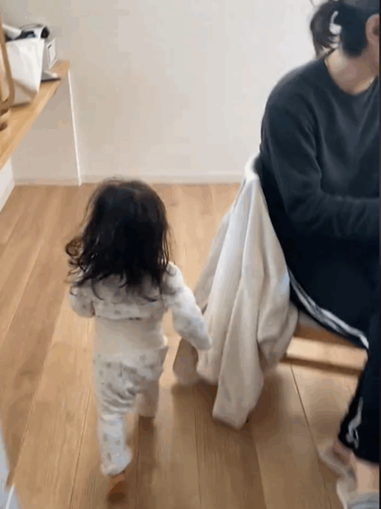 パパさんの脇をすり抜け…（@7222_mmskさんより提供）