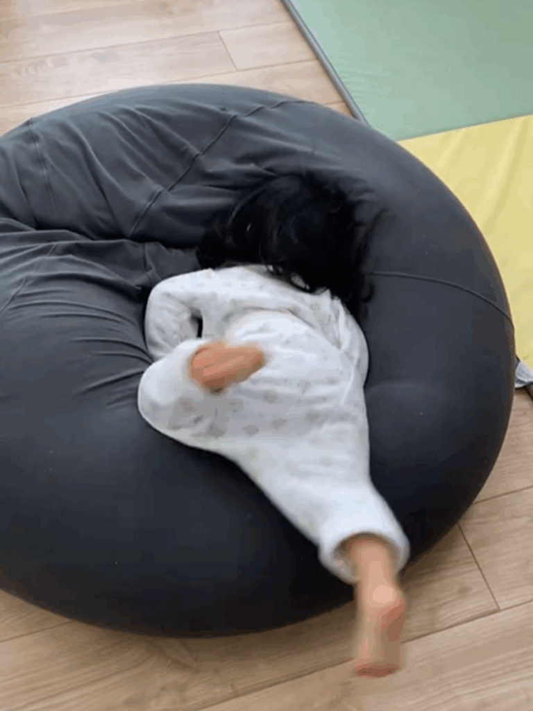 クッションの上で動く娘さん（@7222_mmskさんより提供）