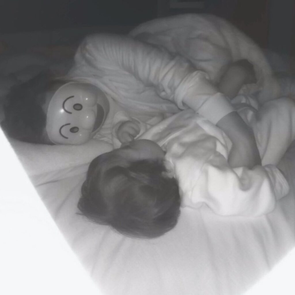 暗闇に浮かび上がるお面がシュール（＠Crmae0923さんより提供）