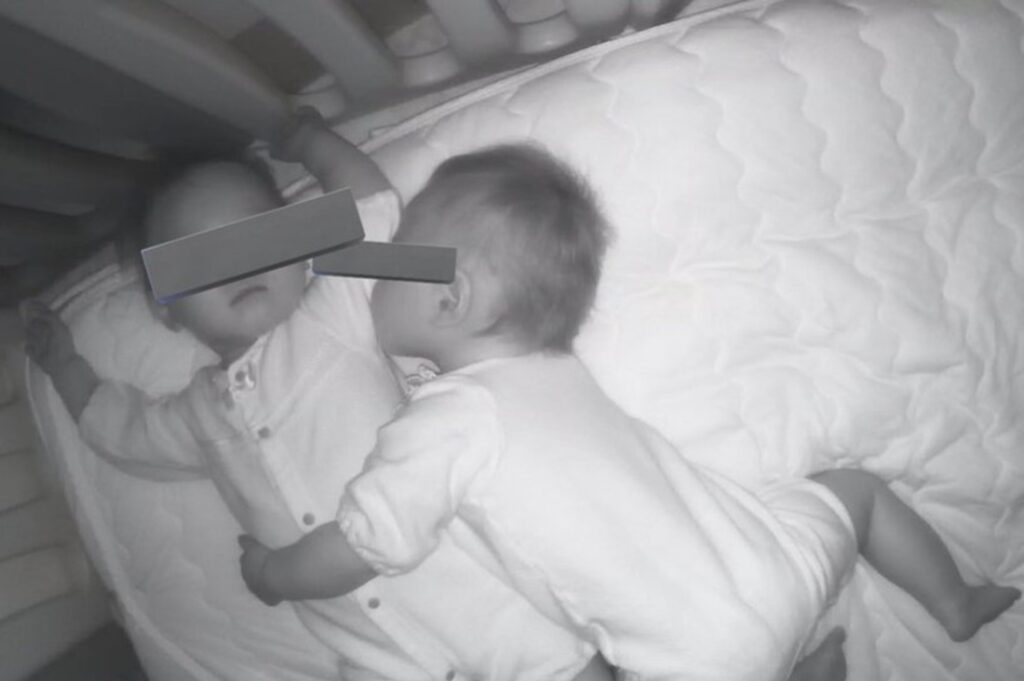 布団の端っこにくっついて寝てる（笑）（@twindd7さんより提供）