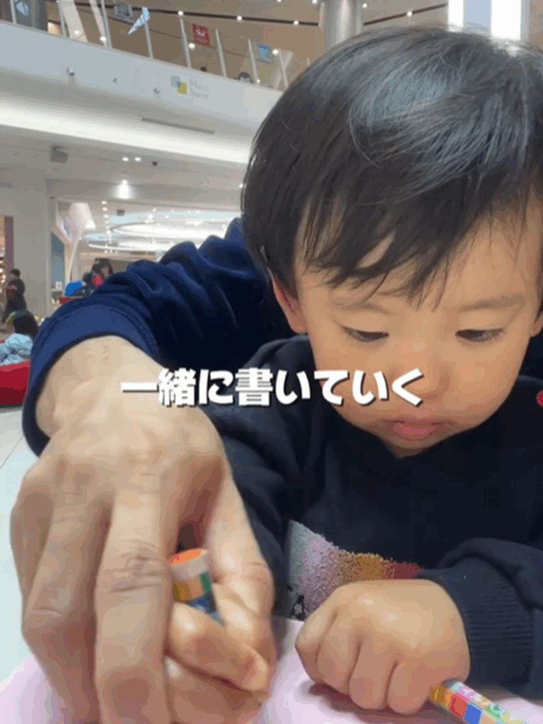 母の日コーナーでお絵描き（＠atu_china0529さんより提供）