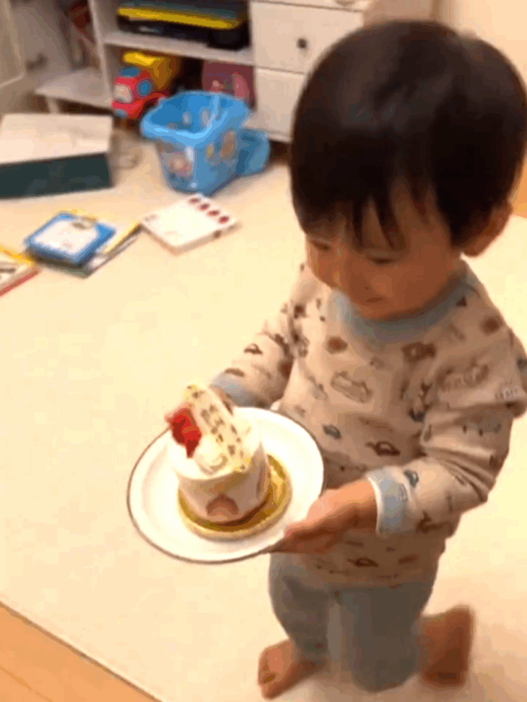 ママのもとへ慎重にケーキを運びます（＠atu_china0529さんより提供）