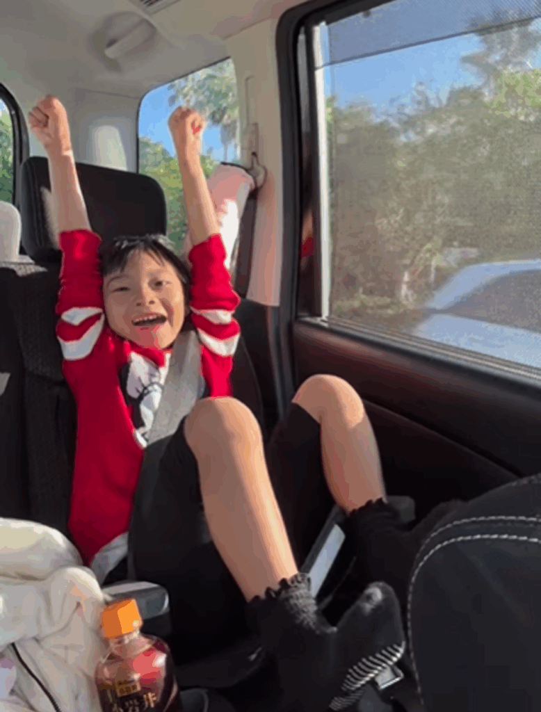 バンザイしてはしゃぐお姉ちゃん（@mayamaya0111さんより提供）