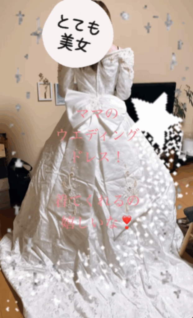 32年前のウエディングドレスを試着する娘さん（@b.i.b.i33さんより提供）