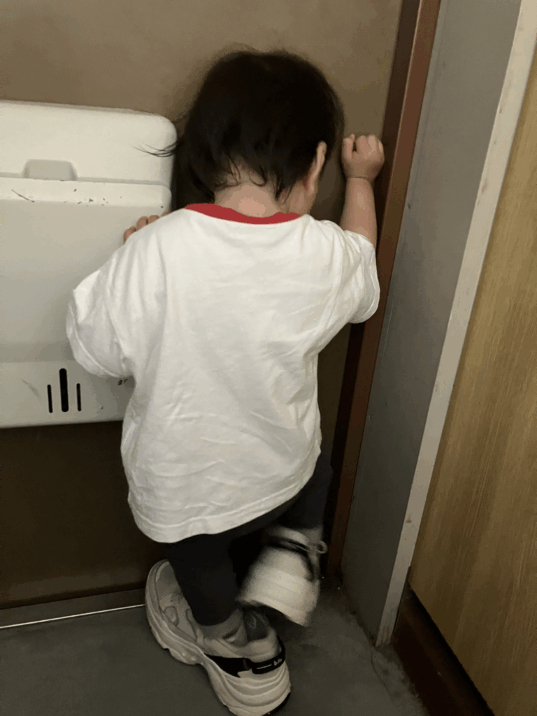 ママさんの靴を履いて出かけようとする息子さん（@moooochikingさんより提供）