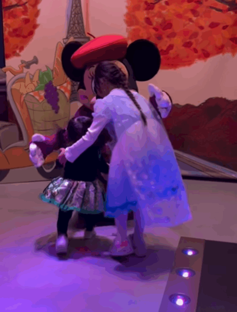 キャラクターに駆け寄る姉妹（@mayamaya0111さんより提供）