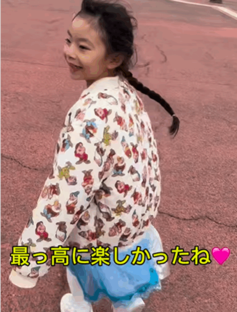 念願のテーマパークで楽しそうなお姉ちゃん（@mayamaya0111さんより提供）