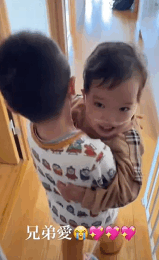 お兄さんに抱っこされて（@shoma_3113さんより提供）